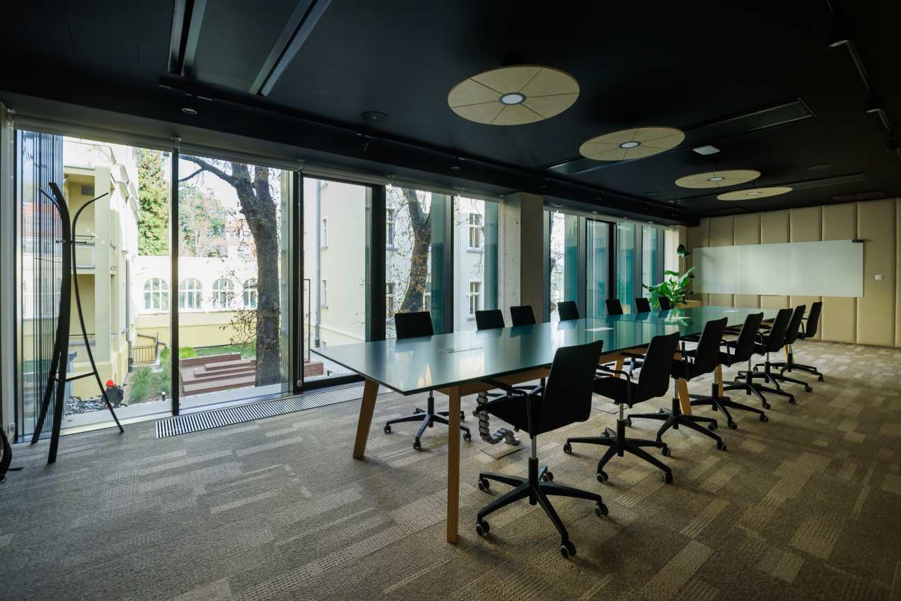 El interiorismo de los baños de TriQube cuentan con una estética minimalista que invita a la calma, con formas redondeadas y una paleta de colores relajantes que crean un ambiente de serenidad. Los urinarios Chic añaden un toque de elegancia con un estilo urbano, mientras las asas de baño Access y los inodoros Meridian garantizan la accesibilidad y el máximo confort. Los productos Roca han sido cuidadosamente seleccionados para contribuir a la funcionalidad y el espíritu de innovación del espacio, aportando los más altos estándares de calidad y diseño.6