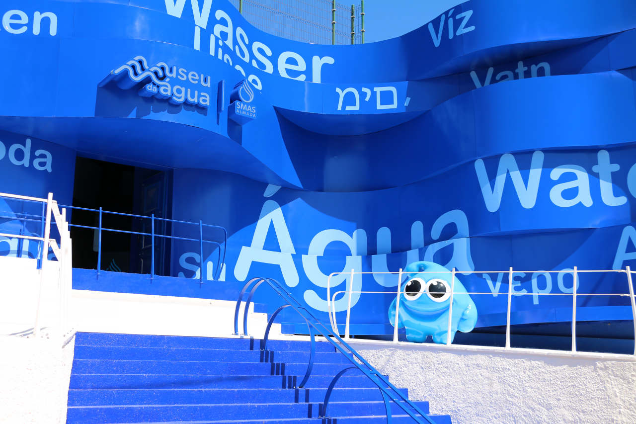 La pieza clave en los baños de este proyecto es el galardonado W+W, una ingeniosa combinación de lavabo e inodoro que permite ahorrar hasta un 25 % de agua. Esta pieza incorpora la grifería Single Pro, que incluye un innovador cartucho que reduce al mínimo el consumo de agua y las emisiones de CO2, una nueva muestra de la integración de tecnología al servicio del medioambiente que caracteriza a Roca. Los urinarios Proton también contribuyen a un uso eficiente de recursos con su diseño minimalista y un sistema de descarga sin contacto que utiliza únicamente 0,5 litros de agua por descarga. Por otro lado, la combinación de los inodoros suspendidos The Gap y las placas de accionamiento PL1 Dual añade funcionalidad y estilo a este espacio público. Asimismo, los lavabos sobre encimera The Gap Round realzan aún más la estética de los baños del museo. Este enclave también llama la atención de sus visitantes con exposiciones.