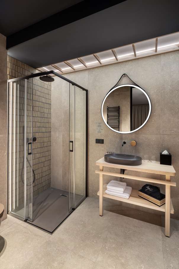 La prioridad en el diseño interior del hotel es garantizar que los huéspedes se vayan con una sonrisa, sintiéndose relajados y completamente satisfechos. Adoptando el enfoque minimalista del hygge, el diseño transmite una agradable sensación de confort a través de una cuidada selección de colores y mobiliario en materiales naturales con suaves curvas y formas orgánicas. En perfecta sintonía con la filosofía hygge, las líneas suaves y las formas redondeadas del lavabo Beyond de color café y del inodoro y bidé Inspira irradian relajación, calidez y armonía. El diseño de la colección Ona, inspirado en la naturaleza, se suma a la estética relajante. Los bidés y lavabos suspendidos contribuyen a crear una sensación de amplitud y equilibrio que evoca la serenidad de los paisajes tranquilos. De esta forma, el confort y el hygge se transmiten a todos los huéspedes del hotel. Los aseos públicos para hombres cuentan con los minimalistas urinarios Proton y los aseos accesibles están equipados con inodoros Access y asas de baño, garantizando un entorno acogedor e inclusivo para todos.18