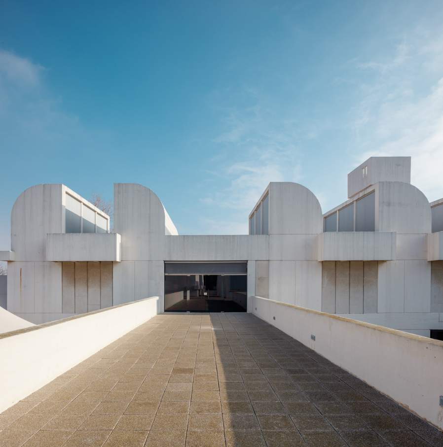 Con el fin de adaptar los baños a las necesidades actuales y respetar la integridad del edificio, los productos seleccionados deben transmitir los ideales contemporáneos de su arquitectura y ser accesibles e inclusivos. El diseño lineal y estructurado de los lavabos murales y las suaves curvas y volúmenes apilados de los inodoros suspendidos Roca Rimless® evocan una simplicidad atemporal y se hacen eco de los ideales modernistas del edificio de Sert. La colección Access, adecuada para todo tipo de usuarios, ha sido otra incorporación esencial a los baños, incluidos los asientos y tapas de inodoro, los espejos basculantes y los asientos de ducha abatibles. La elección de los dispensadores de toallas y las papeleras de la colección Public han contribuido a una mayor funcionalidad del espacio.13