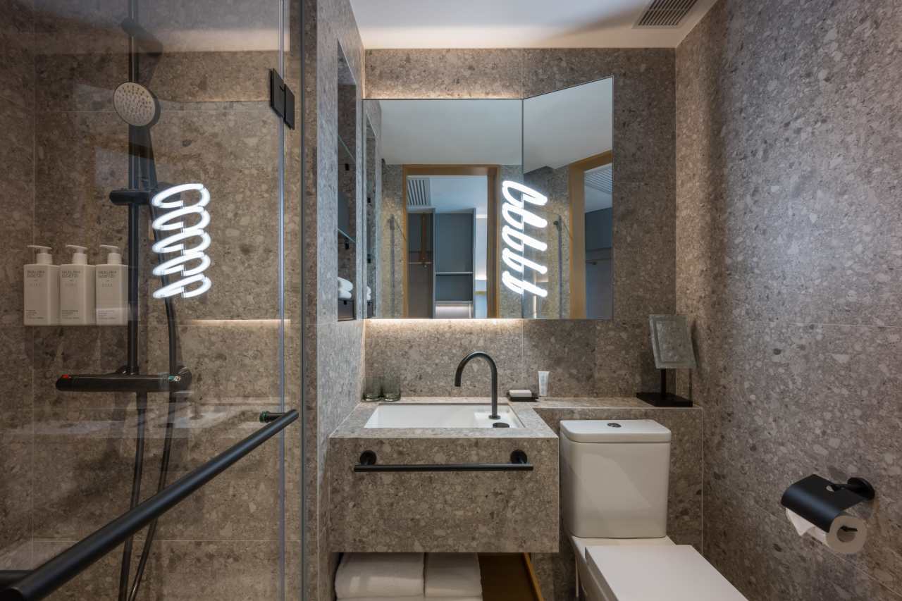 El hotel Mondrian de Hong Kong y Roca comparten el compromiso con la creatividad sin límites, palpable en el interiorismo con un toque teatral y el diseño innovador del hotel. Las soluciones Roca, entre las que se encuentran los inodoros The Gap, las bañeras Genova y las columnas de ducha termostáticas Victoria-T, aúnan la máxima funcionalidad y una estética elegante. Además, prestaciones como los asientos de caída amortiguada y el control preciso de la temperatura optimizan la experiencia del huésped. La grifería de lavabo Toga en negro titanio cepillado complementa a la perfección el mármol gris oscuro de la habitación para crear un ambiente de bienestar y sofisticación.1