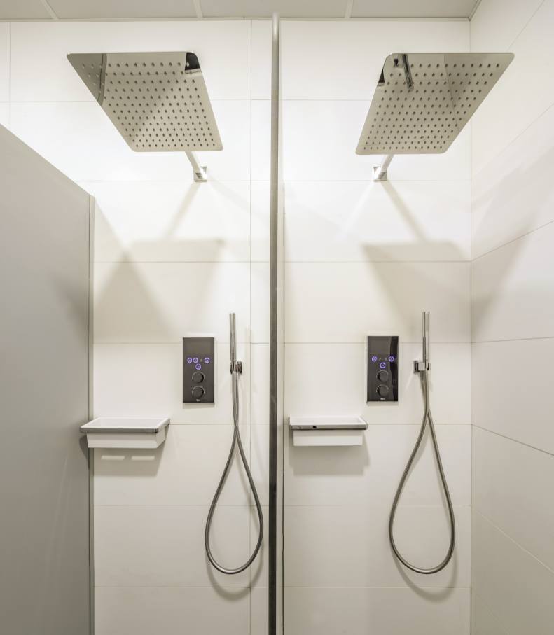 Estas soluciones incluyen inodoros, grifería y duchas inteligentes, todos ellos perfectamente integrados con Roca Connect, la plataforma digital de la marca basada en la nube que permite el control en tiempo real de los productos de baño inteligentes de Roca. El equipo puede recopilar y monitorizar información importante y patrones de comportamiento en los baños mediante el uso de la tecnología IoT. El objetivo de este enfoque colaborativo es optimizar los costes de mantenimiento y limpieza, al tiempo que se fomenta el ahorro de agua.5