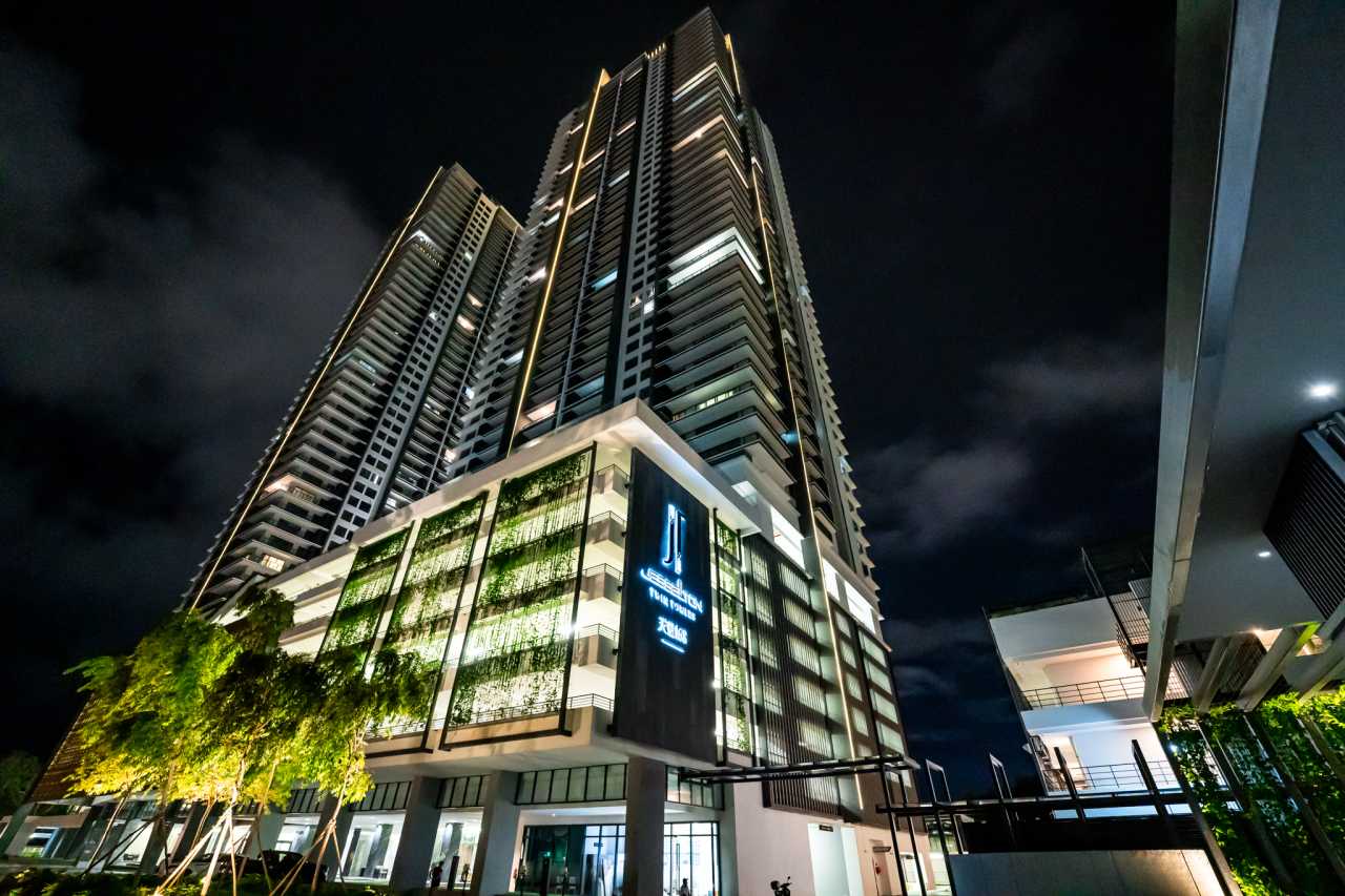 Las soluciones de Roca seleccionadas en los espacios de baño y las cocinas de todas las viviendas son el complemento perfecto al estilo exclusivo de las torres. Entre ellas se encuentran los inodoros Nexo y los inodoros suspendidos Meridian-N y The Gap, con asientos de caída amortiguada para un mayor confort. Con el fin de crear una experiencia exclusiva en la zona de ducha, se ha optado por el rociador circular Rainsense y la ducha de mano Stella, mientras que algunos apartamentos cuentan con la bañera Virginia, caracterizada por su elegante estética y grandes dimensiones. Asimismo, se han seleccionado lavabos de las colecciones Inspira, fabricados en Fineceramic®, y Bol, que realzan el diseño sofisticado de cada vivienda.