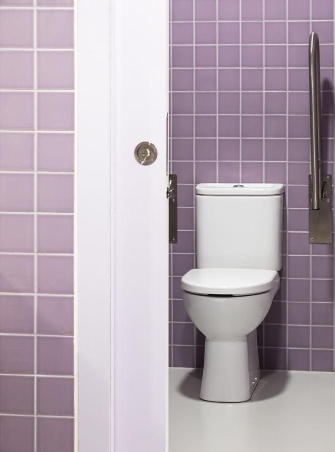 The Social Hub San Sebastián cuenta con lavabos de Fineceramic® de Roca, inodoros tradicionales, accesorios cromados, griferías de ducha y modernas placas de accionamiento. La colección Ona, con su diseño de inspiración mediterránea, aporta calidez e intimidad, mientras que la grifería de lavabo L20, la grifería termostática de ducha T-500, el kit de ducha Stella y los accesorios Victoria aúnan funcionalidad y elegancia. Esta colaboración permitirá a los clientes disfrutar de una experiencia de baño llena de sofisticación, bienestar y relajación, fiel reflejo de la apuesta de ambas marcas por la innovación y la sostenibilidad.8