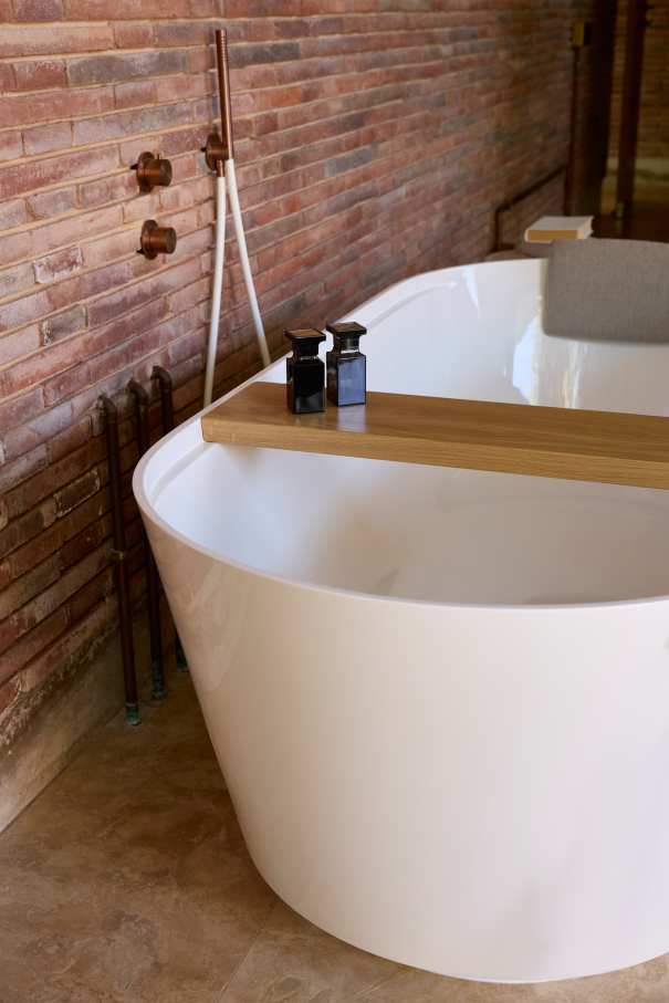 La distribución de Casa IV transforma el baño en un elemento fluido del espacio vital, contribuyendo a mejorar la experiencia de los habitantes de la vivienda. La incorporación de la bañera, el inodoro y el lavabo sobre encimera de la colección Tura genera una sensación de calma y sofisticación, mientras que la grifería Stripes de la colección Nu introduce un toque de dinamismo. La bañera trasciende lo funcional, convirtiéndose en el centro de atención del dormitorio y en un símbolo del estilo de vida mediterráneo. Esta vivienda es un ejemplo de cómo los productos Roca mejoran la experiencia de los usuarios, creando una mezcla perfecta de funcionalidad y diseño, en línea con la filosofía del proyecto, basada en la elegancia discreta y en los detalles cuidadosamente escogidos.5