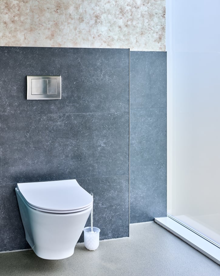 Los baños del hotel están equipados con las colecciones de Roca Inspira, Loft, Atlas y Nexo. Los lavabos Inspira ofrecen versatilidad y un uso eficiente del espacio; en cuanto a la grifería Loft permite controlar el caudal de agua de forma precisa, mientras que Atlas resulta fácil de manejar y ofrece la durabilidad requerida en un entorno de uso intensivo. Asimismo, varios apartamentos disponen de bañeras de la colección Ariane, que permiten a los huéspedes relajarse mientras disfrutan de la vista panorámica.1