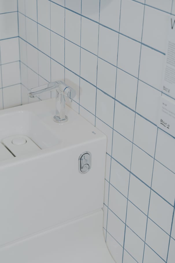 La pieza clave en los baños de este proyecto es el galardonado W+W, una ingeniosa combinación de lavabo e inodoro que permite ahorrar hasta un 25 % de agua. Esta pieza incorpora la grifería Single Pro, que incluye un innovador cartucho que reduce al mínimo el consumo de agua y las emisiones de CO2, una nueva muestra de la integración de tecnología al servicio del medioambiente que caracteriza a Roca. Los urinarios Proton también contribuyen a un uso eficiente de recursos con su diseño minimalista y un sistema de descarga sin contacto que utiliza únicamente 0,5 litros de agua por descarga. Por otro lado, la combinación de los inodoros suspendidos The Gap y las placas de accionamiento PL1 Dual añade funcionalidad y estilo a este espacio público. Asimismo, los lavabos sobre encimera The Gap Round realzan aún más la estética de los baños del museo. Este enclave también llama la atención de sus visitantes con exposiciones.11