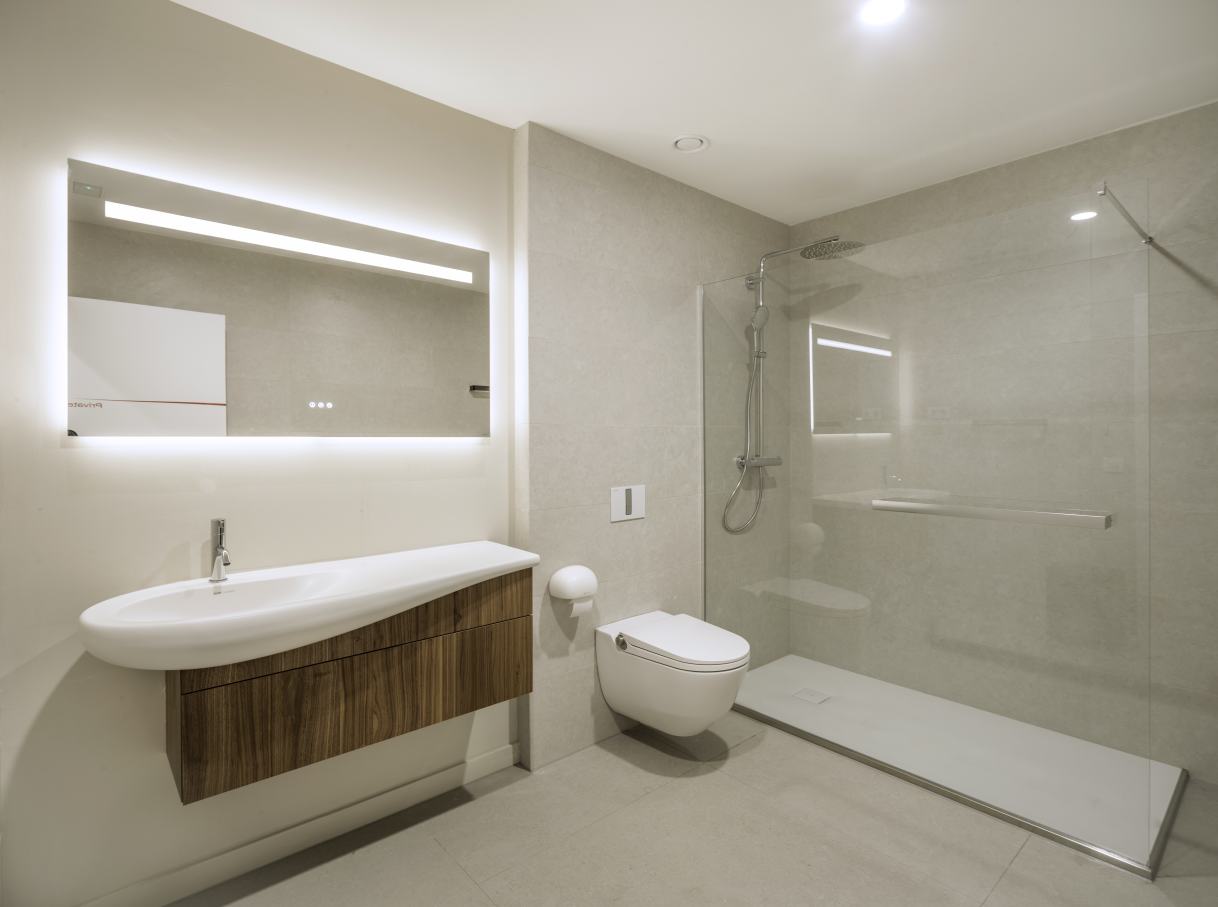 Estas soluciones incluyen inodoros, grifería y duchas inteligentes, todos ellos perfectamente integrados con Roca Connect, la plataforma digital de la marca basada en la nube que permite el control en tiempo real de los productos de baño inteligentes de Roca. El equipo puede recopilar y monitorizar información importante y patrones de comportamiento en los baños mediante el uso de la tecnología IoT. El objetivo de este enfoque colaborativo es optimizar los costes de mantenimiento y limpieza, al tiempo que se fomenta el ahorro de agua.10