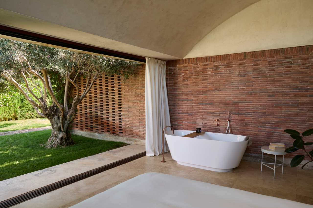 La distribución de Casa IV transforma el baño en un elemento fluido del espacio vital, contribuyendo a mejorar la experiencia de los habitantes de la vivienda. La incorporación de la bañera, el inodoro y el lavabo sobre encimera de la colección Tura genera una sensación de calma y sofisticación, mientras que la grifería Stripes de la colección Nu introduce un toque de dinamismo. La bañera trasciende lo funcional, convirtiéndose en el centro de atención del dormitorio y en un símbolo del estilo de vida mediterráneo. Esta vivienda es un ejemplo de cómo los productos Roca mejoran la experiencia de los usuarios, creando una mezcla perfecta de funcionalidad y diseño, en línea con la filosofía del proyecto, basada en la elegancia discreta y en los detalles cuidadosamente escogidos.20