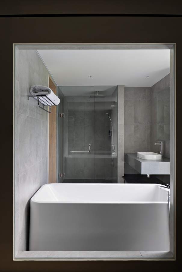 Los espacios de baño del hotel, minimalistas y modernos, están equipados con las soluciones de Roca. Los rociadores Rainsense y Raindream son una fuente de bienestar, mientras que las suaves formas redondeadas de los inodoros Meridian, las bañeras Element y los lavabos The Gap evocan la conexión con la naturaleza. En los espacios públicos del hotel, los urinarios Mural y los lavabos Inspira aportan sofisticación y la máxima funcionalidad, en línea conel compromiso del hotel con el lujo y el diseño más vanguardista.1