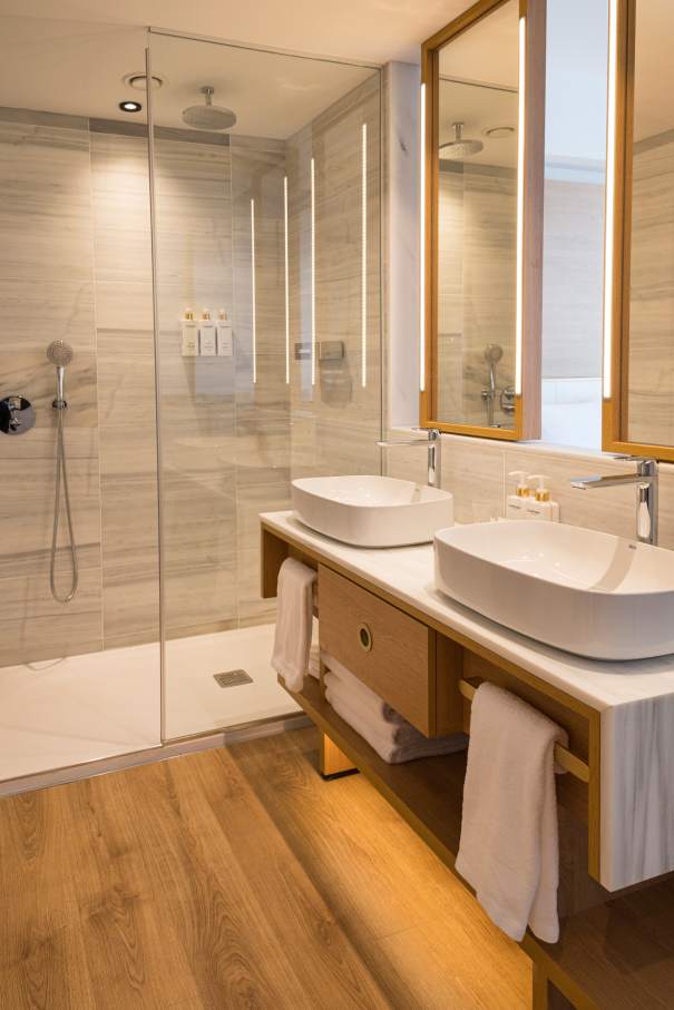 Los baños del Gran Meliá Torre Melina ofrecen una experiencia sofisticada y confortable, realzada por los productos de alta gama de Roca. En las habitaciones Supreme, los huéspedes pueden disfrutar de un exclusivo baño con la original bañera de Stonex® Kauai y la grifería de baño-ducha. Otras habitaciones cuentan con innovadoras soluciones para el espacio de ducha, como los platos de ducha de Stonex® Terran y la grifería termostática T-500, que proporcionan una sensación única en la ducha. Los aseos públicos del hotel cuentan con modernos y funcionales lavabos sobre encimera de la colección Ona, urinarios Mural e inodoros adosados a pared The Gap Round. Los resistentes materiales de Roca Stonex® y Fineceramic® no sólo contribuyen a optimizar los estándares de higiene, sino que también aumentan la eficiencia operativa en todo el hotel, reflejando el compromiso de este establecimiento con la excelencia hotelera.5