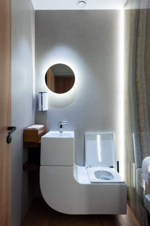 El restaurante Omeraki es pionero a la hora de ofrecer una experiencia gastronómica creativa y respetuosa con el medio ambiente. La sostenibilidad es el núcleo de su filosofía, que se traslada al diseño de los baños a través de los innovadores productos de Roca. Entre ellos destaca el icónico inodoro W+W, presente tanto en el baño de hombres como en el de mujeres, donde proporciona una solución sostenible y eficiente sin comprometer el diseño. La elegancia y funcionalidad del baño se ve realzada por los lavabos totem de Fineceramic® de la colección Beyond y la grifería electrónica Loft.10