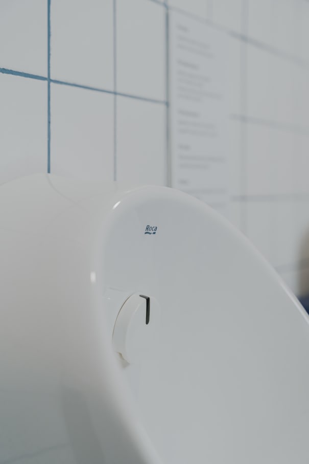 La pieza clave en los baños de este proyecto es el galardonado W+W, una ingeniosa combinación de lavabo e inodoro que permite ahorrar hasta un 25 % de agua. Esta pieza incorpora la grifería Single Pro, que incluye un innovador cartucho que reduce al mínimo el consumo de agua y las emisiones de CO2, una nueva muestra de la integración de tecnología al servicio del medioambiente que caracteriza a Roca. Los urinarios Proton también contribuyen a un uso eficiente de recursos con su diseño minimalista y un sistema de descarga sin contacto que utiliza únicamente 0,5 litros de agua por descarga. Por otro lado, la combinación de los inodoros suspendidos The Gap y las placas de accionamiento PL1 Dual añade funcionalidad y estilo a este espacio público. Asimismo, los lavabos sobre encimera The Gap Round realzan aún más la estética de los baños del museo. Este enclave también llama la atención de sus visitantes con exposiciones.3