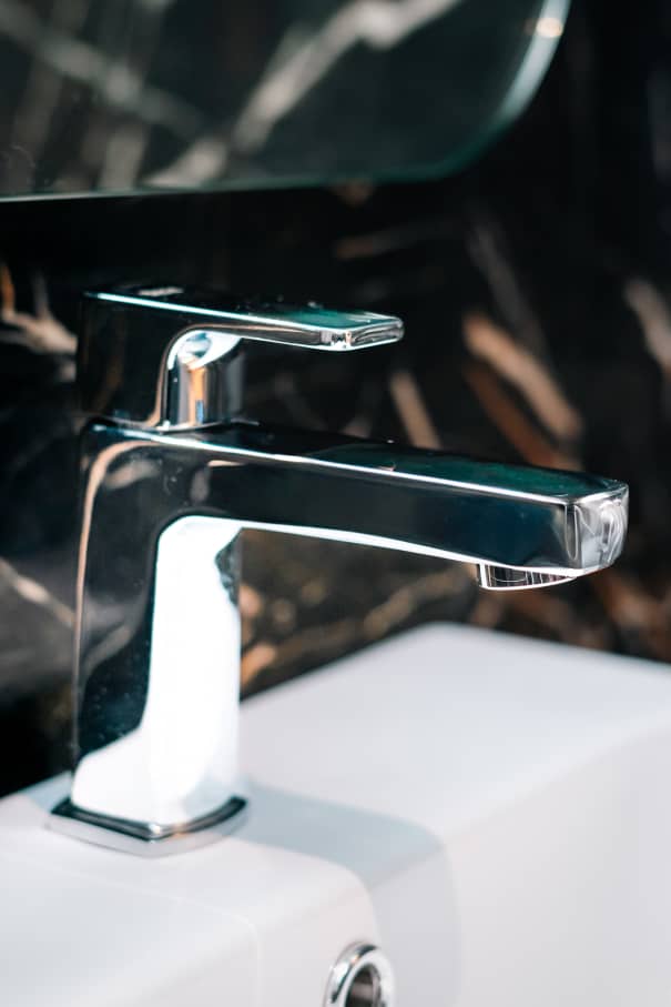 Las soluciones de Roca seleccionadas en los espacios de baño y las cocinas de todas las viviendas son el complemento perfecto al estilo exclusivo de las torres. Entre ellas se encuentran los inodoros Nexo y los inodoros suspendidos Meridian-N y The Gap, con asientos de caída amortiguada para un mayor confort. Con el fin de crear una experiencia exclusiva en la zona de ducha, se ha optado por el rociador circular Rainsense y la ducha de mano Stella, mientras que algunos apartamentos cuentan con la bañera Virginia, caracterizada por su elegante estética y grandes dimensiones. Asimismo, se han seleccionado lavabos de las colecciones Inspira, fabricados en Fineceramic®, y Bol, que realzan el diseño sofisticado de cada vivienda.19