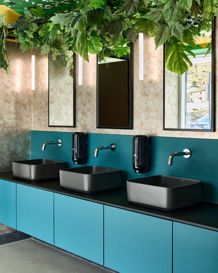 Los baños del hotel están equipados con las colecciones de Roca Inspira, Loft, Atlas y Nexo. Los lavabos Inspira ofrecen versatilidad y un uso eficiente del espacio; en cuanto a la grifería Loft permite controlar el caudal de agua de forma precisa, mientras que Atlas resulta fácil de manejar y ofrece la durabilidad requerida en un entorno de uso intensivo. Asimismo, varios apartamentos disponen de bañeras de la colección Ariane, que permiten a los huéspedes relajarse mientras disfrutan de la vista panorámica.5