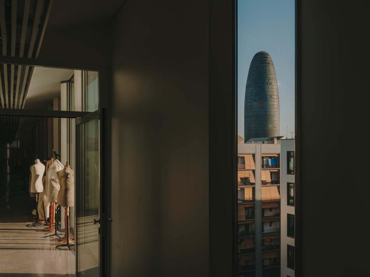 La colección Nu de grifería, presente en las cocinas, ha sido seleccionada por su vibrante color e innovador diseño. El divertido acabado amarillo miel aporta personalidad a los minimalistas baños comunes. Los inodoros suspendidos Rimless® de la colección The Gap Round, los inodoros de la colección Meridian y los urinarios de porcelana de la colección Hall cuentan con diseño moderno que refleja la estética del edificio. El lavabo mural Debba, de líneas redondeadas y con un estilo inconfundible, es la elección perfecta para baños muy transitados gracias a su durabilidad y funcionalidad. Las colecciones de grifería Brava e Instant, con un moderno e intuitivo diseño, son fáciles de utilizar e ideales para entornos de uso intensivo.7