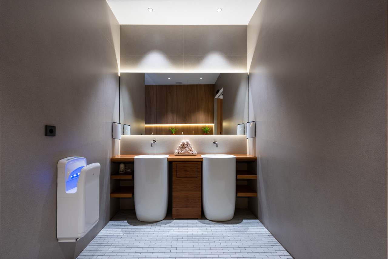 El restaurante Omeraki es pionero a la hora de ofrecer una experiencia gastronómica creativa y respetuosa con el medio ambiente. La sostenibilidad es el núcleo de su filosofía, que se traslada al diseño de los baños a través de los innovadores productos de Roca. Entre ellos destaca el icónico inodoro W+W, presente tanto en el baño de hombres como en el de mujeres, donde proporciona una solución sostenible y eficiente sin comprometer el diseño. La elegancia y funcionalidad del baño se ve realzada por los lavabos totem de Fineceramic® de la colección Beyond y la grifería electrónica Loft.9