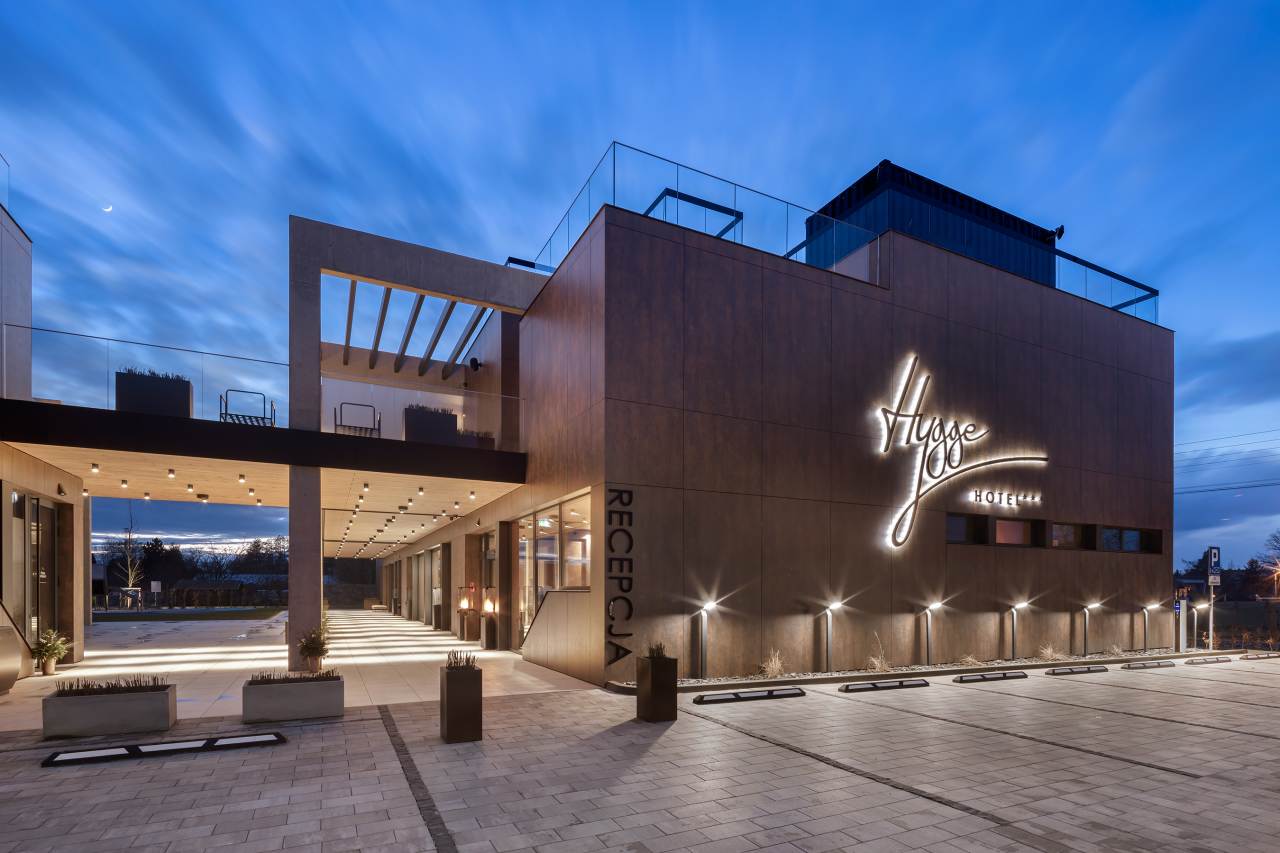 La prioridad en el diseño interior del hotel es garantizar que los huéspedes se vayan con una sonrisa, sintiéndose relajados y completamente satisfechos. Adoptando el enfoque minimalista del hygge, el diseño transmite una agradable sensación de confort a través de una cuidada selección de colores y mobiliario en materiales naturales con suaves curvas y formas orgánicas. En perfecta sintonía con la filosofía hygge, las líneas suaves y las formas redondeadas del lavabo Beyond de color café y del inodoro y bidé Inspira irradian relajación, calidez y armonía. El diseño de la colección Ona, inspirado en la naturaleza, se suma a la estética relajante. Los bidés y lavabos suspendidos contribuyen a crear una sensación de amplitud y equilibrio que evoca la serenidad de los paisajes tranquilos. De esta forma, el confort y el hygge se transmiten a todos los huéspedes del hotel. Los aseos públicos para hombres cuentan con los minimalistas urinarios Proton y los aseos accesibles están equipados con inodoros Access y asas de baño, garantizando un entorno acogedor e inclusivo para todos.