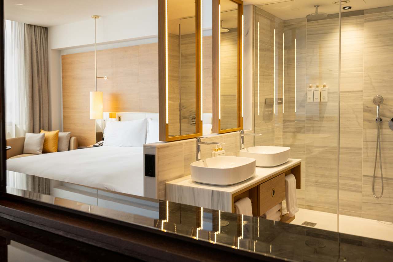 Los baños del Gran Meliá Torre Melina ofrecen una experiencia sofisticada y confortable, realzada por los productos de alta gama de Roca. En las habitaciones Supreme, los huéspedes pueden disfrutar de un exclusivo baño con la original bañera de Stonex® Kauai y la grifería de baño-ducha. Otras habitaciones cuentan con innovadoras soluciones para el espacio de ducha, como los platos de ducha de Stonex® Terran y la grifería termostática T-500, que proporcionan una sensación única en la ducha. Los aseos públicos del hotel cuentan con modernos y funcionales lavabos sobre encimera de la colección Ona, urinarios Mural e inodoros adosados a pared The Gap Round. Los resistentes materiales de Roca Stonex® y Fineceramic® no sólo contribuyen a optimizar los estándares de higiene, sino que también aumentan la eficiencia operativa en todo el hotel, reflejando el compromiso de este establecimiento con la excelencia hotelera.10