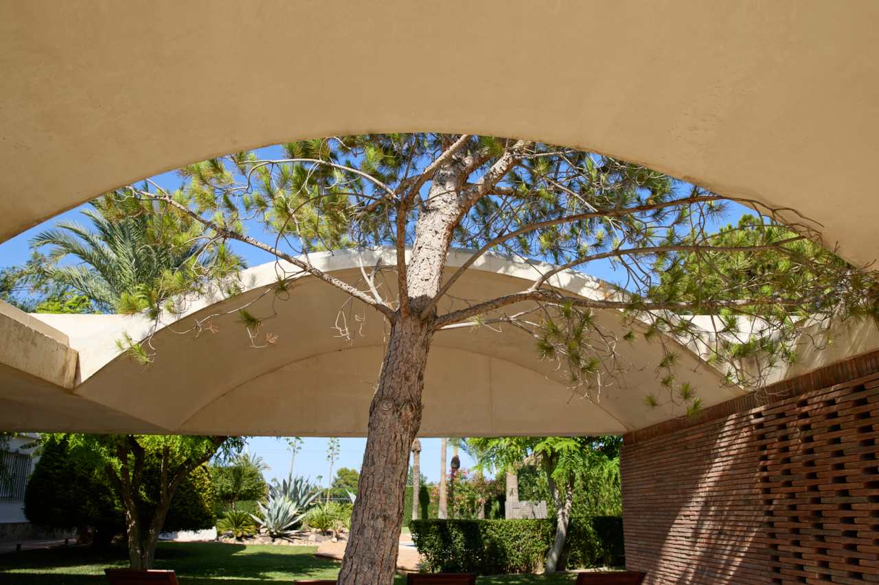 La distribución de Casa IV transforma el baño en un elemento fluido del espacio vital, contribuyendo a mejorar la experiencia de los habitantes de la vivienda. La incorporación de la bañera, el inodoro y el lavabo sobre encimera de la colección Tura genera una sensación de calma y sofisticación, mientras que la grifería Stripes de la colección Nu introduce un toque de dinamismo. La bañera trasciende lo funcional, convirtiéndose en el centro de atención del dormitorio y en un símbolo del estilo de vida mediterráneo. Esta vivienda es un ejemplo de cómo los productos Roca mejoran la experiencia de los usuarios, creando una mezcla perfecta de funcionalidad y diseño, en línea con la filosofía del proyecto, basada en la elegancia discreta y en los detalles cuidadosamente escogidos.24