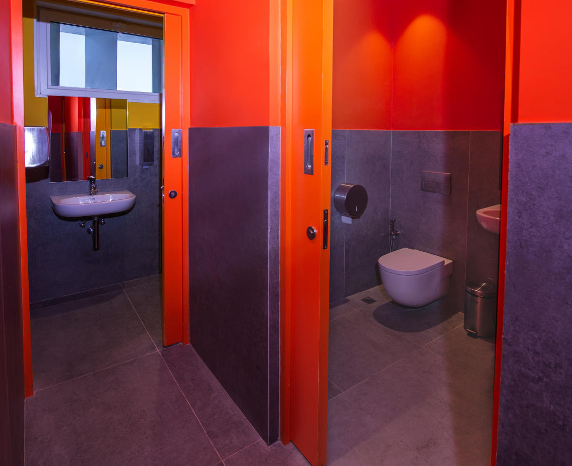 En línea con esta premisa, este espacio, caracterizado por su llamativo y colorido diseño, innovación y sostenibilidad, incorporó las soluciones de baño de Roca más avanzadas, mostrándolas al público. Una serie de vistosos conos aportaron sombra y ventilaron de forma natural el espacio; en su interior los inodoros Inspira y Beyond de Roca fueron el complemento perfecto a las formas fluidas del pabellón y los objetivos de sostenibilidad gracias a su tecnología de ahorro de agua. Por otro lado, los lavabos Inspira, los espejos Iridia y los separadores de urinario Wing replicaban la estética lúdica y sofisticada del entorno. Propuestas como la placa de accionamiento electrónica EP1 y la grifería temporizada Avant demostraron el compromiso de Roca con la eficiencia hídrica, reflejando a la perfección los principios de economía circular y la filosofía del diseño centrado en las personas.6