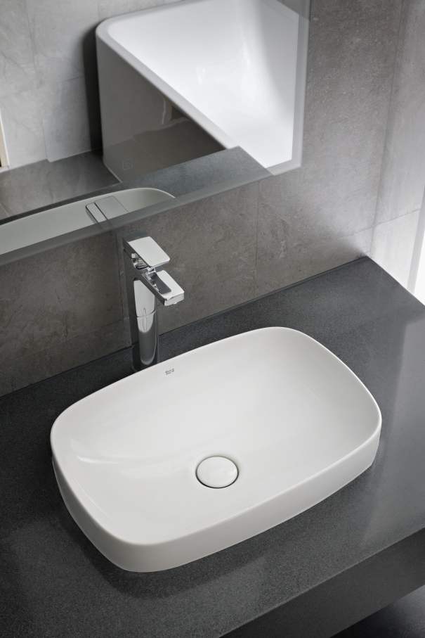 Los espacios de baño del hotel, minimalistas y modernos, están equipados con las soluciones de Roca. Los rociadores Rainsense y Raindream son una fuente de bienestar, mientras que las suaves formas redondeadas de los inodoros Meridian, las bañeras Element y los lavabos The Gap evocan la conexión con la naturaleza. En los espacios públicos del hotel, los urinarios Mural y los lavabos Inspira aportan sofisticación y la máxima funcionalidad, en línea conel compromiso del hotel con el lujo y el diseño más vanguardista.4