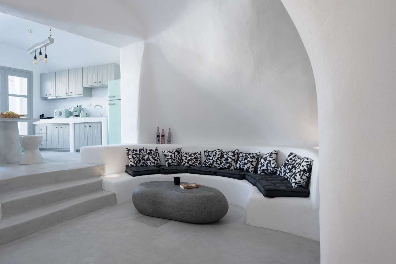 Cada detalle de la Villa Yposkafon, desde el concepto tradicional de casa cueva hasta los exclusivos espacios de baño, está diseñado para deleitar e inspirar, convirtiéndola en un destino en sí misma. La villa está equipada con diversos productos Roca que se caracterizan por su sencillez y elegancia, siendo el complemento perfecto de su diseño minimalista. El inodoro Debba Round y el lavabo Inspira Round de Roca, junto con la elegante grifería L20, destacan sobre las superficies estucadas en blanco. Los contornos suaves y redondeados del lavabo y el inodoro y el moderno acabado cromado de la grifería crean un ambiente armonioso y visualmente agradable que favorece la calma y la relajación.