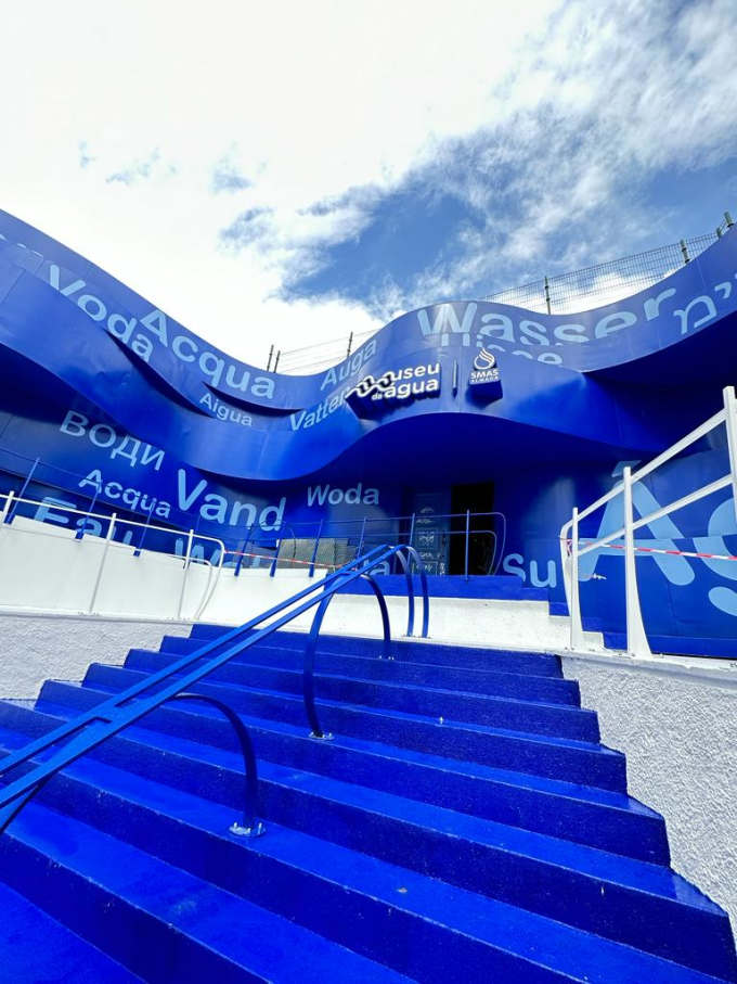 La pieza clave en los baños de este proyecto es el galardonado W+W, una ingeniosa combinación de lavabo e inodoro que permite ahorrar hasta un 25 % de agua. Esta pieza incorpora la grifería Single Pro, que incluye un innovador cartucho que reduce al mínimo el consumo de agua y las emisiones de CO2, una nueva muestra de la integración de tecnología al servicio del medioambiente que caracteriza a Roca. Los urinarios Proton también contribuyen a un uso eficiente de recursos con su diseño minimalista y un sistema de descarga sin contacto que utiliza únicamente 0,5 litros de agua por descarga. Por otro lado, la combinación de los inodoros suspendidos The Gap y las placas de accionamiento PL1 Dual añade funcionalidad y estilo a este espacio público. Asimismo, los lavabos sobre encimera The Gap Round realzan aún más la estética de los baños del museo. Este enclave también llama la atención de sus visitantes con exposiciones.12