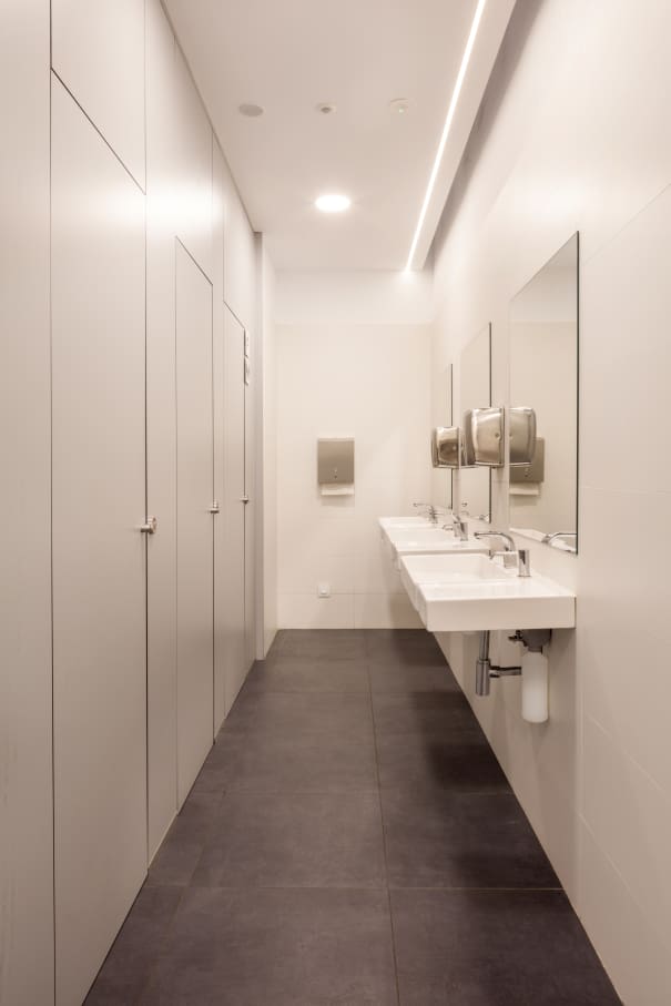 Con el fin de adaptar los baños a las necesidades actuales y respetar la integridad del edificio, los productos seleccionados deben transmitir los ideales contemporáneos de su arquitectura y ser accesibles e inclusivos. El diseño lineal y estructurado de los lavabos murales y las suaves curvas y volúmenes apilados de los inodoros suspendidos Roca Rimless® evocan una simplicidad atemporal y se hacen eco de los ideales modernistas del edificio de Sert. La colección Access, adecuada para todo tipo de usuarios, ha sido otra incorporación esencial a los baños, incluidos los asientos y tapas de inodoro, los espejos basculantes y los asientos de ducha abatibles. La elección de los dispensadores de toallas y las papeleras de la colección Public han contribuido a una mayor funcionalidad del espacio.7