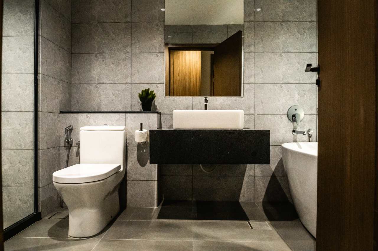 Las soluciones de Roca seleccionadas en los espacios de baño y las cocinas de todas las viviendas son el complemento perfecto al estilo exclusivo de las torres. Entre ellas se encuentran los inodoros Nexo y los inodoros suspendidos Meridian-N y The Gap, con asientos de caída amortiguada para un mayor confort. Con el fin de crear una experiencia exclusiva en la zona de ducha, se ha optado por el rociador circular Rainsense y la ducha de mano Stella, mientras que algunos apartamentos cuentan con la bañera Virginia, caracterizada por su elegante estética y grandes dimensiones. Asimismo, se han seleccionado lavabos de las colecciones Inspira, fabricados en Fineceramic®, y Bol, que realzan el diseño sofisticado de cada vivienda.9