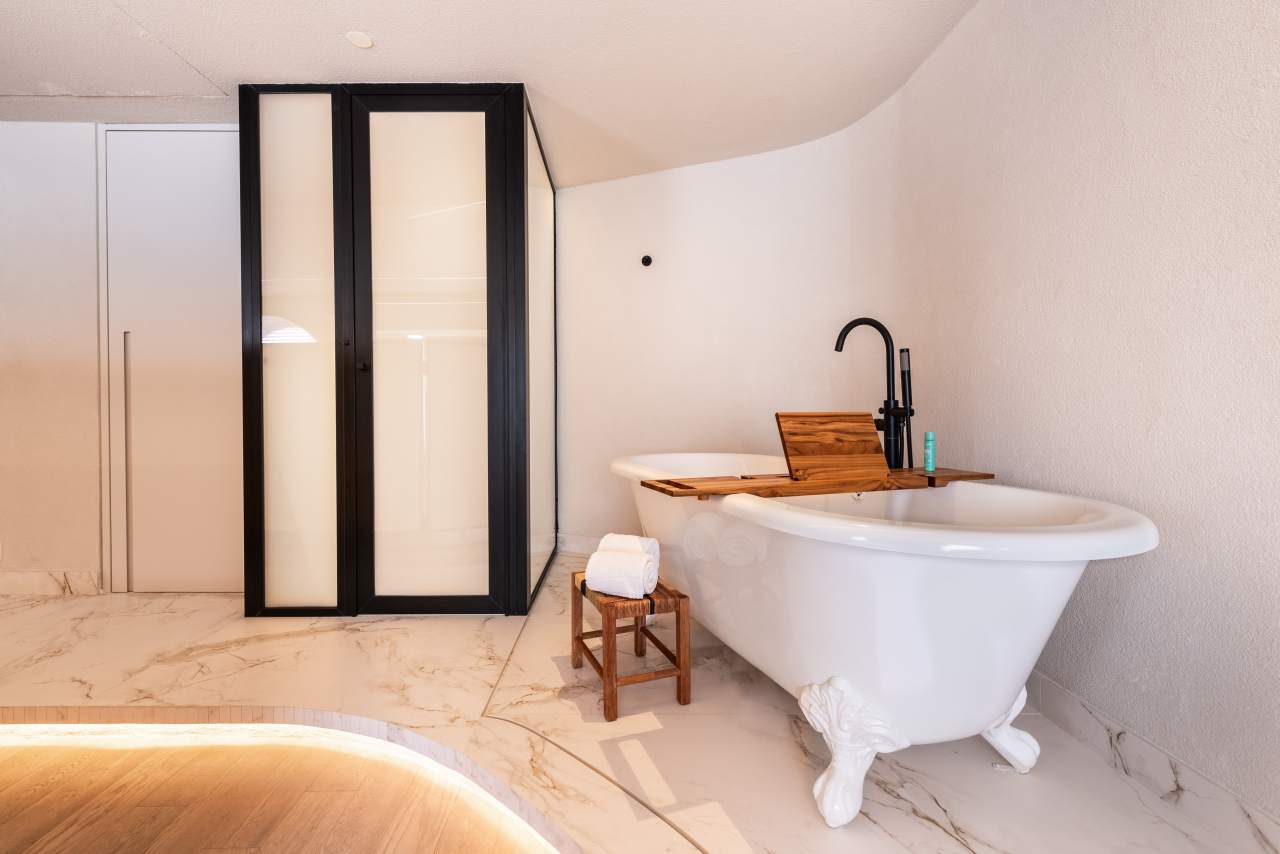 El compromiso de Roca por ofrecer experiencias de baño excepcionales están en perfecta sintonía con el prestigio del Hotel Unique como símbolo del lujo y la excelencia en el diseño en São Paulo. La reforma de 2024 combina modernidad con una elegancia atemporal, mejorando la experiencia de los huéspedes. Para crear una estética impactante, se ha combinado la grifería de lavabo de caño alto Ona de Roca en negro titanio con los lavabos Ohtake y Horizon. Los rociadores Rainsense en negro mate y las duchas de mano Stella proporcionan una agradable sensación de confort, mientras que los inodoros Inspira con tecnología Rimless completan un baño sostenible, sofisticado y minimalista.15