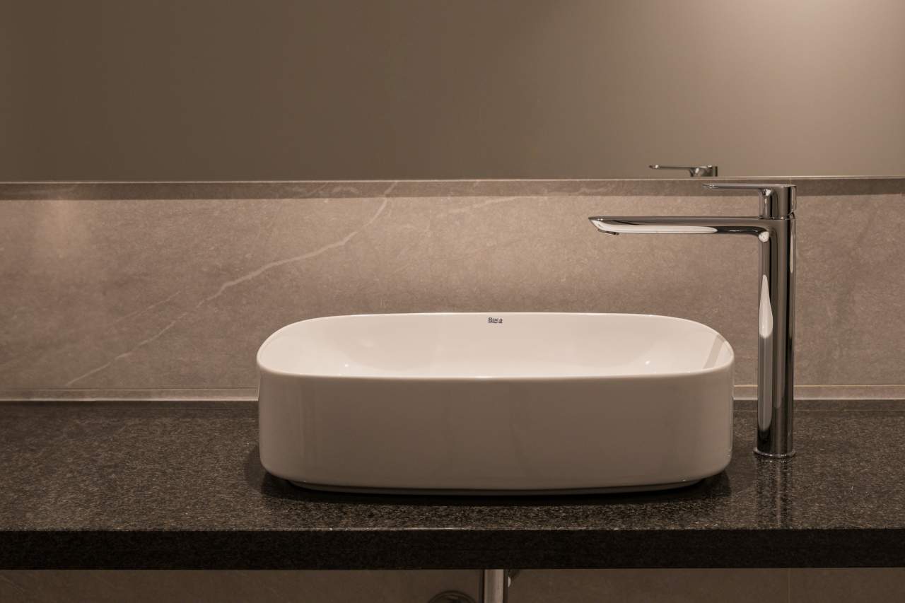 Los baños del Gran Meliá Torre Melina ofrecen una experiencia sofisticada y confortable, realzada por los productos de alta gama de Roca. En las habitaciones Supreme, los huéspedes pueden disfrutar de un exclusivo baño con la original bañera de Stonex® Kauai y la grifería de baño-ducha. Otras habitaciones cuentan con innovadoras soluciones para el espacio de ducha, como los platos de ducha de Stonex® Terran y la grifería termostática T-500, que proporcionan una sensación única en la ducha. Los aseos públicos del hotel cuentan con modernos y funcionales lavabos sobre encimera de la colección Ona, urinarios Mural e inodoros adosados a pared The Gap Round. Los resistentes materiales de Roca Stonex® y Fineceramic® no sólo contribuyen a optimizar los estándares de higiene, sino que también aumentan la eficiencia operativa en todo el hotel, reflejando el compromiso de este establecimiento con la excelencia hotelera.7