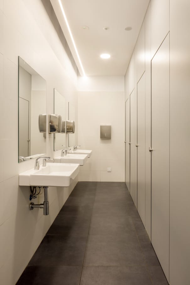 Con el fin de adaptar los baños a las necesidades actuales y respetar la integridad del edificio, los productos seleccionados deben transmitir los ideales contemporáneos de su arquitectura y ser accesibles e inclusivos. El diseño lineal y estructurado de los lavabos murales y las suaves curvas y volúmenes apilados de los inodoros suspendidos Roca Rimless® evocan una simplicidad atemporal y se hacen eco de los ideales modernistas del edificio de Sert. La colección Access, adecuada para todo tipo de usuarios, ha sido otra incorporación esencial a los baños, incluidos los asientos y tapas de inodoro, los espejos basculantes y los asientos de ducha abatibles. La elección de los dispensadores de toallas y las papeleras de la colección Public han contribuido a una mayor funcionalidad del espacio.14