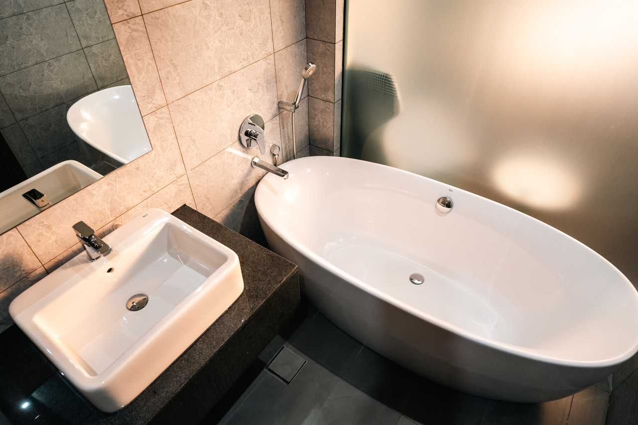 Las soluciones de Roca seleccionadas en los espacios de baño y las cocinas de todas las viviendas son el complemento perfecto al estilo exclusivo de las torres. Entre ellas se encuentran los inodoros Nexo y los inodoros suspendidos Meridian-N y The Gap, con asientos de caída amortiguada para un mayor confort. Con el fin de crear una experiencia exclusiva en la zona de ducha, se ha optado por el rociador circular Rainsense y la ducha de mano Stella, mientras que algunos apartamentos cuentan con la bañera Virginia, caracterizada por su elegante estética y grandes dimensiones. Asimismo, se han seleccionado lavabos de las colecciones Inspira, fabricados en Fineceramic®, y Bol, que realzan el diseño sofisticado de cada vivienda.24