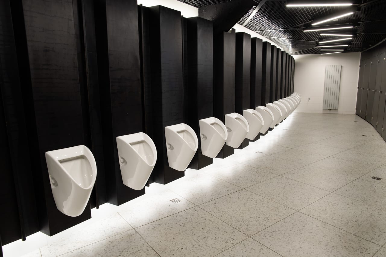 Los baños reformados incorporan las colecciones Hall y Beyond de Roca, que ofrecen soluciones adaptables a espacios muy transitados, y la grifería L20, con tecnología de ahorro de agua. Los elegantes urinarios Chic se combinan con los sistemas de descarga electrónicos Sentronic, que se activan sin contacto para ofrecer la máxima higiene. La colección Access facilita la accesibilidad para los usuarios con movilidad reducida, creando un entorno acogedor para todos.4