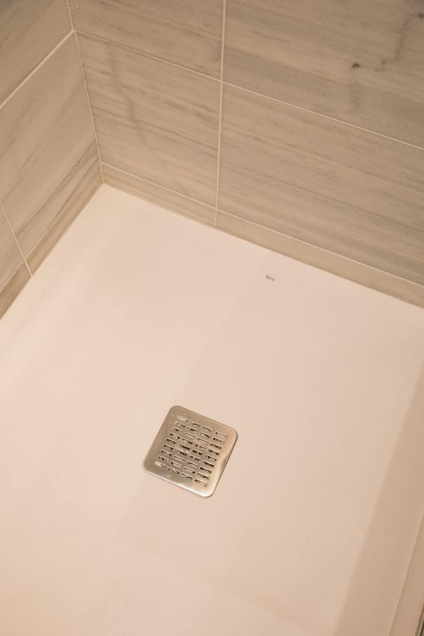 Los baños del Gran Meliá Torre Melina ofrecen una experiencia sofisticada y confortable, realzada por los productos de alta gama de Roca. En las habitaciones Supreme, los huéspedes pueden disfrutar de un exclusivo baño con la original bañera de Stonex® Kauai y la grifería de baño-ducha. Otras habitaciones cuentan con innovadoras soluciones para el espacio de ducha, como los platos de ducha de Stonex® Terran y la grifería termostática T-500, que proporcionan una sensación única en la ducha. Los aseos públicos del hotel cuentan con modernos y funcionales lavabos sobre encimera de la colección Ona, urinarios Mural e inodoros adosados a pared The Gap Round. Los resistentes materiales de Roca Stonex® y Fineceramic® no sólo contribuyen a optimizar los estándares de higiene, sino que también aumentan la eficiencia operativa en todo el hotel, reflejando el compromiso de este establecimiento con la excelencia hotelera.3