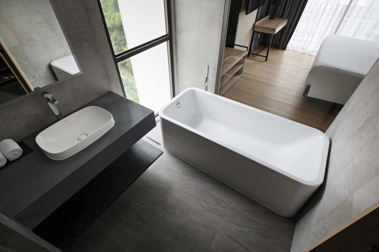 Los espacios de baño del hotel, minimalistas y modernos, están equipados con las soluciones de Roca. Los rociadores Rainsense y Raindream son una fuente de bienestar, mientras que las suaves formas redondeadas de los inodoros Meridian, las bañeras Element y los lavabos The Gap evocan la conexión con la naturaleza. En los espacios públicos del hotel, los urinarios Mural y los lavabos Inspira aportan sofisticación y la máxima funcionalidad, en línea conel compromiso del hotel con el lujo y el diseño más vanguardista.3