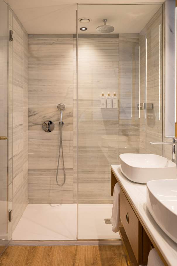 Los baños del Gran Meliá Torre Melina ofrecen una experiencia sofisticada y confortable, realzada por los productos de alta gama de Roca. En las habitaciones Supreme, los huéspedes pueden disfrutar de un exclusivo baño con la original bañera de Stonex® Kauai y la grifería de baño-ducha. Otras habitaciones cuentan con innovadoras soluciones para el espacio de ducha, como los platos de ducha de Stonex® Terran y la grifería termostática T-500, que proporcionan una sensación única en la ducha. Los aseos públicos del hotel cuentan con modernos y funcionales lavabos sobre encimera de la colección Ona, urinarios Mural e inodoros adosados a pared The Gap Round. Los resistentes materiales de Roca Stonex® y Fineceramic® no sólo contribuyen a optimizar los estándares de higiene, sino que también aumentan la eficiencia operativa en todo el hotel, reflejando el compromiso de este establecimiento con la excelencia hotelera.4