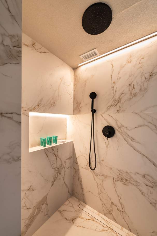 El compromiso de Roca por ofrecer experiencias de baño excepcionales están en perfecta sintonía con el prestigio del Hotel Unique como símbolo del lujo y la excelencia en el diseño en São Paulo. La reforma de 2024 combina modernidad con una elegancia atemporal, mejorando la experiencia de los huéspedes. Para crear una estética impactante, se ha combinado la grifería de lavabo de caño alto Ona de Roca en negro titanio con los lavabos Ohtake y Horizon. Los rociadores Rainsense en negro mate y las duchas de mano Stella proporcionan una agradable sensación de confort, mientras que los inodoros Inspira con tecnología Rimless completan un baño sostenible, sofisticado y minimalista.17