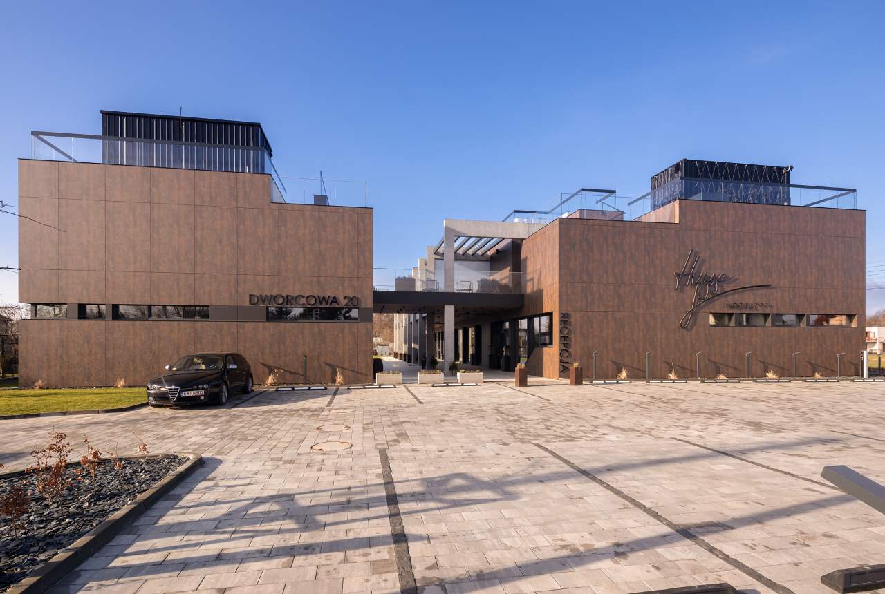 La prioridad en el diseño interior del hotel es garantizar que los huéspedes se vayan con una sonrisa, sintiéndose relajados y completamente satisfechos. Adoptando el enfoque minimalista del hygge, el diseño transmite una agradable sensación de confort a través de una cuidada selección de colores y mobiliario en materiales naturales con suaves curvas y formas orgánicas. En perfecta sintonía con la filosofía hygge, las líneas suaves y las formas redondeadas del lavabo Beyond de color café y del inodoro y bidé Inspira irradian relajación, calidez y armonía. El diseño de la colección Ona, inspirado en la naturaleza, se suma a la estética relajante. Los bidés y lavabos suspendidos contribuyen a crear una sensación de amplitud y equilibrio que evoca la serenidad de los paisajes tranquilos. De esta forma, el confort y el hygge se transmiten a todos los huéspedes del hotel. Los aseos públicos para hombres cuentan con los minimalistas urinarios Proton y los aseos accesibles están equipados con inodoros Access y asas de baño, garantizando un entorno acogedor e inclusivo para todos.19