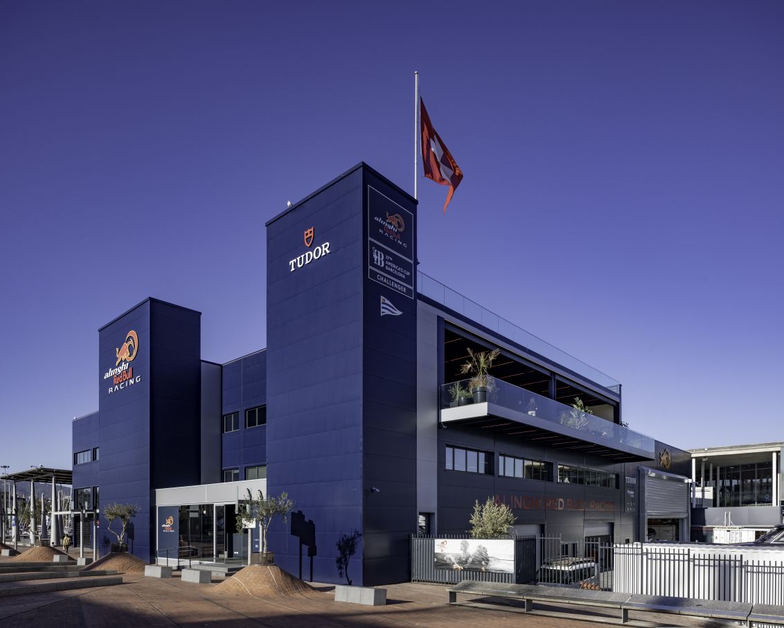 Estas soluciones incluyen inodoros, grifería y duchas inteligentes, todos ellos perfectamente integrados con Roca Connect, la plataforma digital de la marca basada en la nube que permite el control en tiempo real de los productos de baño inteligentes de Roca. El equipo puede recopilar y monitorizar información importante y patrones de comportamiento en los baños mediante el uso de la tecnología IoT. El objetivo de este enfoque colaborativo es optimizar los costes de mantenimiento y limpieza, al tiempo que se fomenta el ahorro de agua.