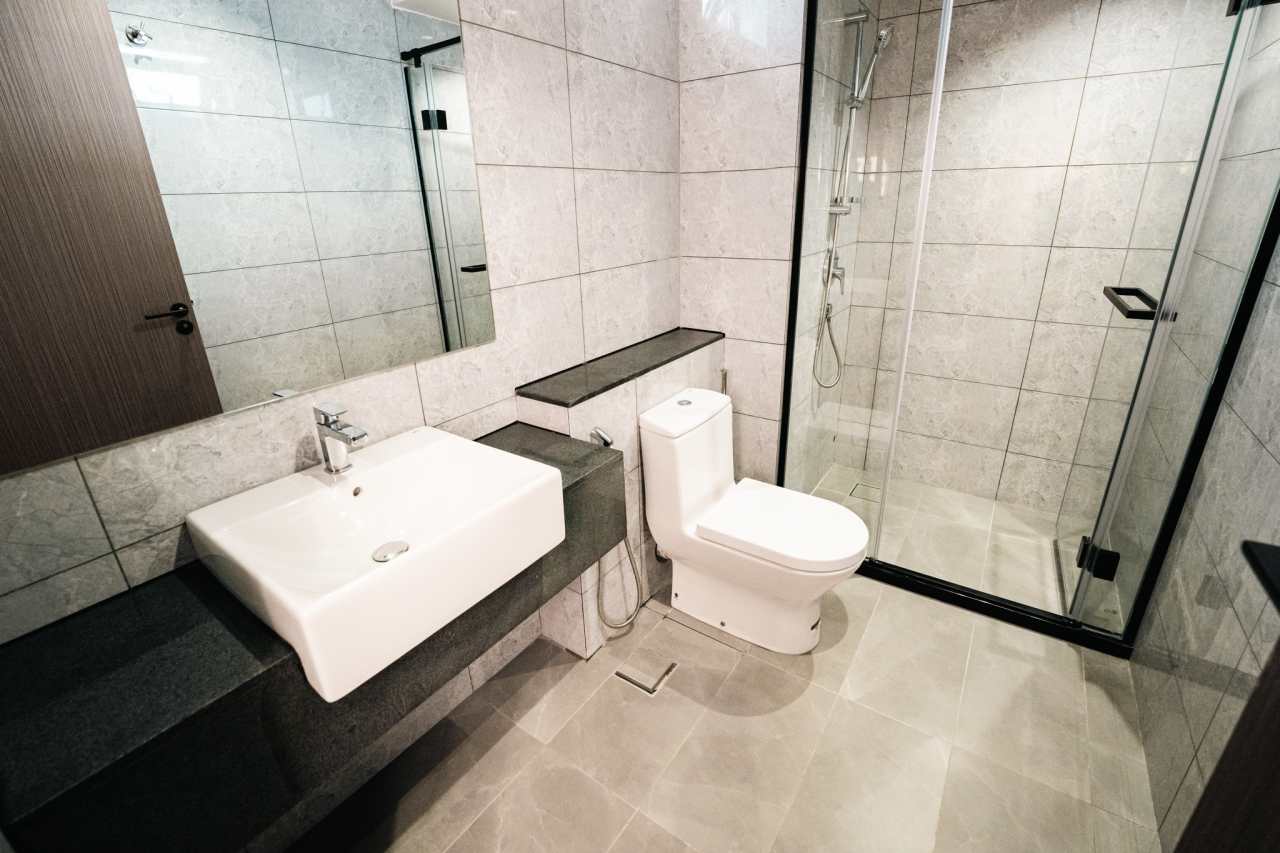 Las soluciones de Roca seleccionadas en los espacios de baño y las cocinas de todas las viviendas son el complemento perfecto al estilo exclusivo de las torres. Entre ellas se encuentran los inodoros Nexo y los inodoros suspendidos Meridian-N y The Gap, con asientos de caída amortiguada para un mayor confort. Con el fin de crear una experiencia exclusiva en la zona de ducha, se ha optado por el rociador circular Rainsense y la ducha de mano Stella, mientras que algunos apartamentos cuentan con la bañera Virginia, caracterizada por su elegante estética y grandes dimensiones. Asimismo, se han seleccionado lavabos de las colecciones Inspira, fabricados en Fineceramic®, y Bol, que realzan el diseño sofisticado de cada vivienda.13