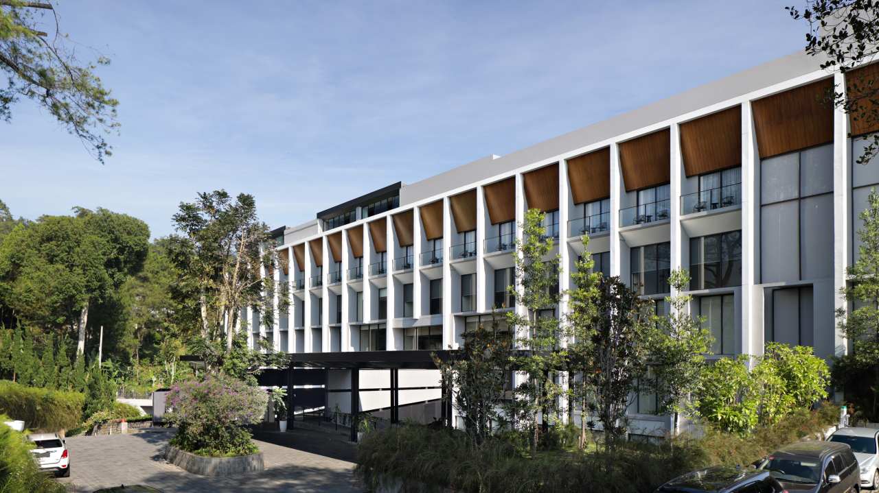 Los espacios de baño del hotel, minimalistas y modernos, están equipados con las soluciones de Roca. Los rociadores Rainsense y Raindream son una fuente de bienestar, mientras que las suaves formas redondeadas de los inodoros Meridian, las bañeras Element y los lavabos The Gap evocan la conexión con la naturaleza. En los espacios públicos del hotel, los urinarios Mural y los lavabos Inspira aportan sofisticación y la máxima funcionalidad, en línea conel compromiso del hotel con el lujo y el diseño más vanguardista.