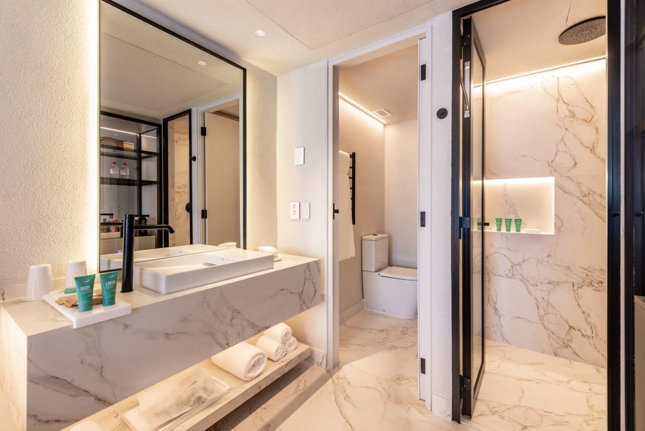 El compromiso de Roca por ofrecer experiencias de baño excepcionales están en perfecta sintonía con el prestigio del Hotel Unique como símbolo del lujo y la excelencia en el diseño en São Paulo. La reforma de 2024 combina modernidad con una elegancia atemporal, mejorando la experiencia de los huéspedes. Para crear una estética impactante, se ha combinado la grifería de lavabo de caño alto Ona de Roca en negro titanio con los lavabos Ohtake y Horizon. Los rociadores Rainsense en negro mate y las duchas de mano Stella proporcionan una agradable sensación de confort, mientras que los inodoros Inspira con tecnología Rimless completan un baño sostenible, sofisticado y minimalista.24