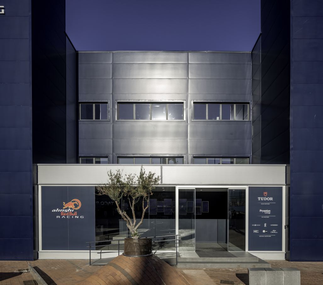 Estas soluciones incluyen inodoros, grifería y duchas inteligentes, todos ellos perfectamente integrados con Roca Connect, la plataforma digital de la marca basada en la nube que permite el control en tiempo real de los productos de baño inteligentes de Roca. El equipo puede recopilar y monitorizar información importante y patrones de comportamiento en los baños mediante el uso de la tecnología IoT. El objetivo de este enfoque colaborativo es optimizar los costes de mantenimiento y limpieza, al tiempo que se fomenta el ahorro de agua.7