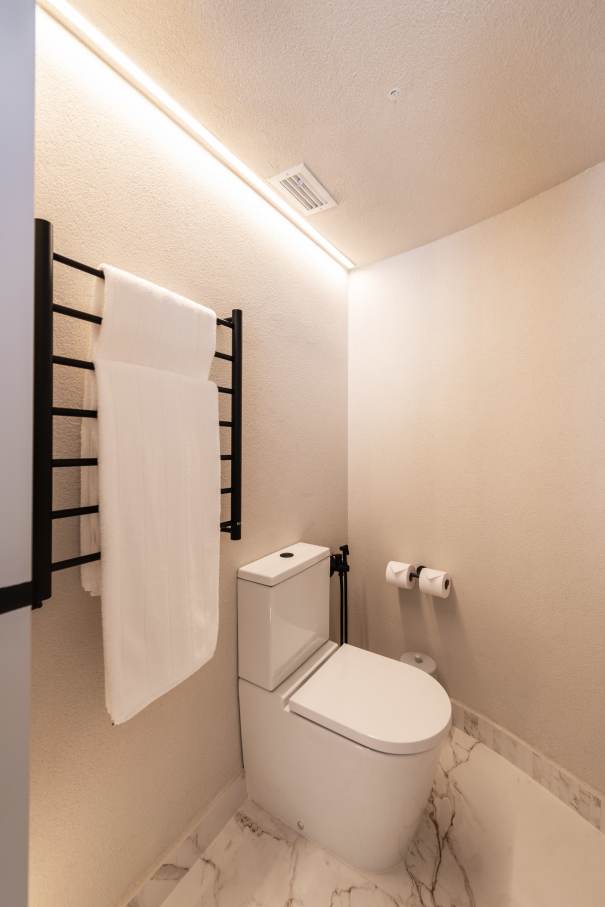 El compromiso de Roca por ofrecer experiencias de baño excepcionales están en perfecta sintonía con el prestigio del Hotel Unique como símbolo del lujo y la excelencia en el diseño en São Paulo. La reforma de 2024 combina modernidad con una elegancia atemporal, mejorando la experiencia de los huéspedes. Para crear una estética impactante, se ha combinado la grifería de lavabo de caño alto Ona de Roca en negro titanio con los lavabos Ohtake y Horizon. Los rociadores Rainsense en negro mate y las duchas de mano Stella proporcionan una agradable sensación de confort, mientras que los inodoros Inspira con tecnología Rimless completan un baño sostenible, sofisticado y minimalista.4