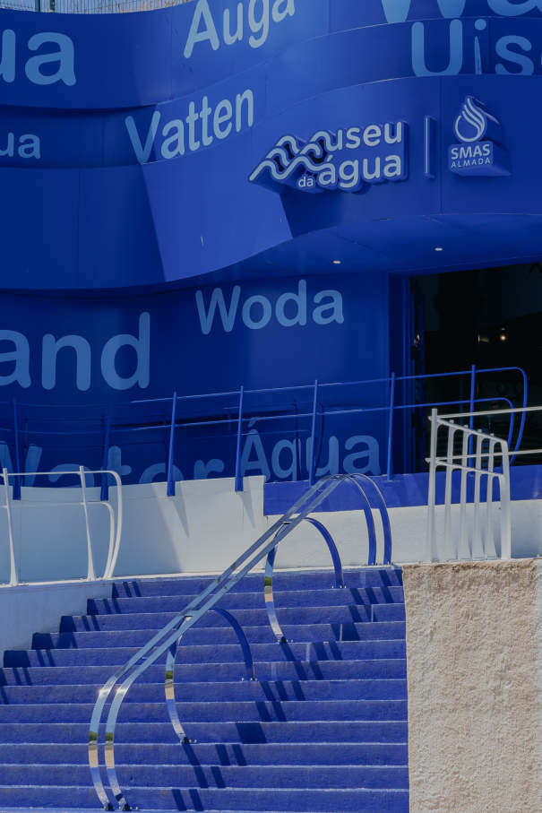 La pieza clave en los baños de este proyecto es el galardonado W+W, una ingeniosa combinación de lavabo e inodoro que permite ahorrar hasta un 25 % de agua. Esta pieza incorpora la grifería Single Pro, que incluye un innovador cartucho que reduce al mínimo el consumo de agua y las emisiones de CO2, una nueva muestra de la integración de tecnología al servicio del medioambiente que caracteriza a Roca. Los urinarios Proton también contribuyen a un uso eficiente de recursos con su diseño minimalista y un sistema de descarga sin contacto que utiliza únicamente 0,5 litros de agua por descarga. Por otro lado, la combinación de los inodoros suspendidos The Gap y las placas de accionamiento PL1 Dual añade funcionalidad y estilo a este espacio público. Asimismo, los lavabos sobre encimera The Gap Round realzan aún más la estética de los baños del museo. Este enclave también llama la atención de sus visitantes con exposiciones.23