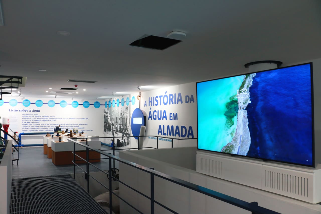 La pieza clave en los baños de este proyecto es el galardonado W+W, una ingeniosa combinación de lavabo e inodoro que permite ahorrar hasta un 25 % de agua. Esta pieza incorpora la grifería Single Pro, que incluye un innovador cartucho que reduce al mínimo el consumo de agua y las emisiones de CO2, una nueva muestra de la integración de tecnología al servicio del medioambiente que caracteriza a Roca. Los urinarios Proton también contribuyen a un uso eficiente de recursos con su diseño minimalista y un sistema de descarga sin contacto que utiliza únicamente 0,5 litros de agua por descarga. Por otro lado, la combinación de los inodoros suspendidos The Gap y las placas de accionamiento PL1 Dual añade funcionalidad y estilo a este espacio público. Asimismo, los lavabos sobre encimera The Gap Round realzan aún más la estética de los baños del museo. Este enclave también llama la atención de sus visitantes con exposiciones.13