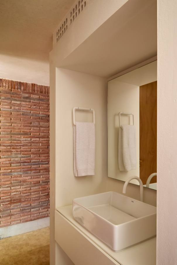 La distribución de Casa IV transforma el baño en un elemento fluido del espacio vital, contribuyendo a mejorar la experiencia de los habitantes de la vivienda. La incorporación de la bañera, el inodoro y el lavabo sobre encimera de la colección Tura genera una sensación de calma y sofisticación, mientras que la grifería Stripes de la colección Nu introduce un toque de dinamismo. La bañera trasciende lo funcional, convirtiéndose en el centro de atención del dormitorio y en un símbolo del estilo de vida mediterráneo. Esta vivienda es un ejemplo de cómo los productos Roca mejoran la experiencia de los usuarios, creando una mezcla perfecta de funcionalidad y diseño, en línea con la filosofía del proyecto, basada en la elegancia discreta y en los detalles cuidadosamente escogidos.2