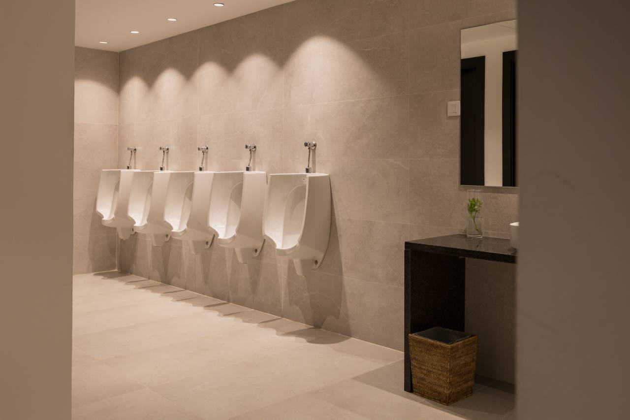 Los baños del Gran Meliá Torre Melina ofrecen una experiencia sofisticada y confortable, realzada por los productos de alta gama de Roca. En las habitaciones Supreme, los huéspedes pueden disfrutar de un exclusivo baño con la original bañera de Stonex® Kauai y la grifería de baño-ducha. Otras habitaciones cuentan con innovadoras soluciones para el espacio de ducha, como los platos de ducha de Stonex® Terran y la grifería termostática T-500, que proporcionan una sensación única en la ducha. Los aseos públicos del hotel cuentan con modernos y funcionales lavabos sobre encimera de la colección Ona, urinarios Mural e inodoros adosados a pared The Gap Round. Los resistentes materiales de Roca Stonex® y Fineceramic® no sólo contribuyen a optimizar los estándares de higiene, sino que también aumentan la eficiencia operativa en todo el hotel, reflejando el compromiso de este establecimiento con la excelencia hotelera.6